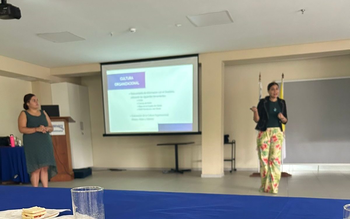 Viviana y Ana Laura dictando el taller 'Cultura Organizacional' a un equipo empresarial