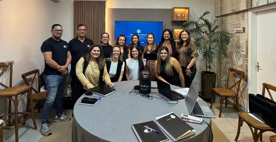 Equipo de Consultora DOIS trabajando en conjunto